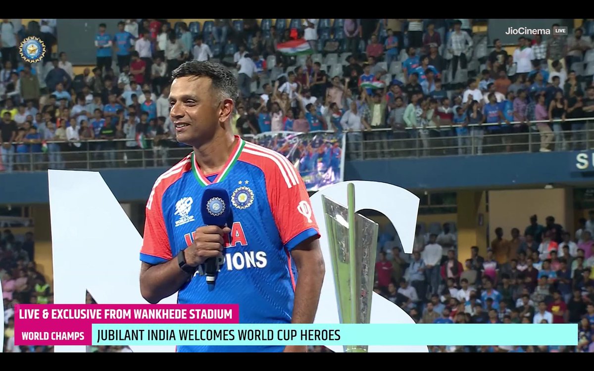 CricCrazyJohns's tweet photo. Dravid said "Rohit called me and told 'lets have a crack one more time' - that should be one of the best phone calls i had in my life". https://t.co/A447vfwA9y