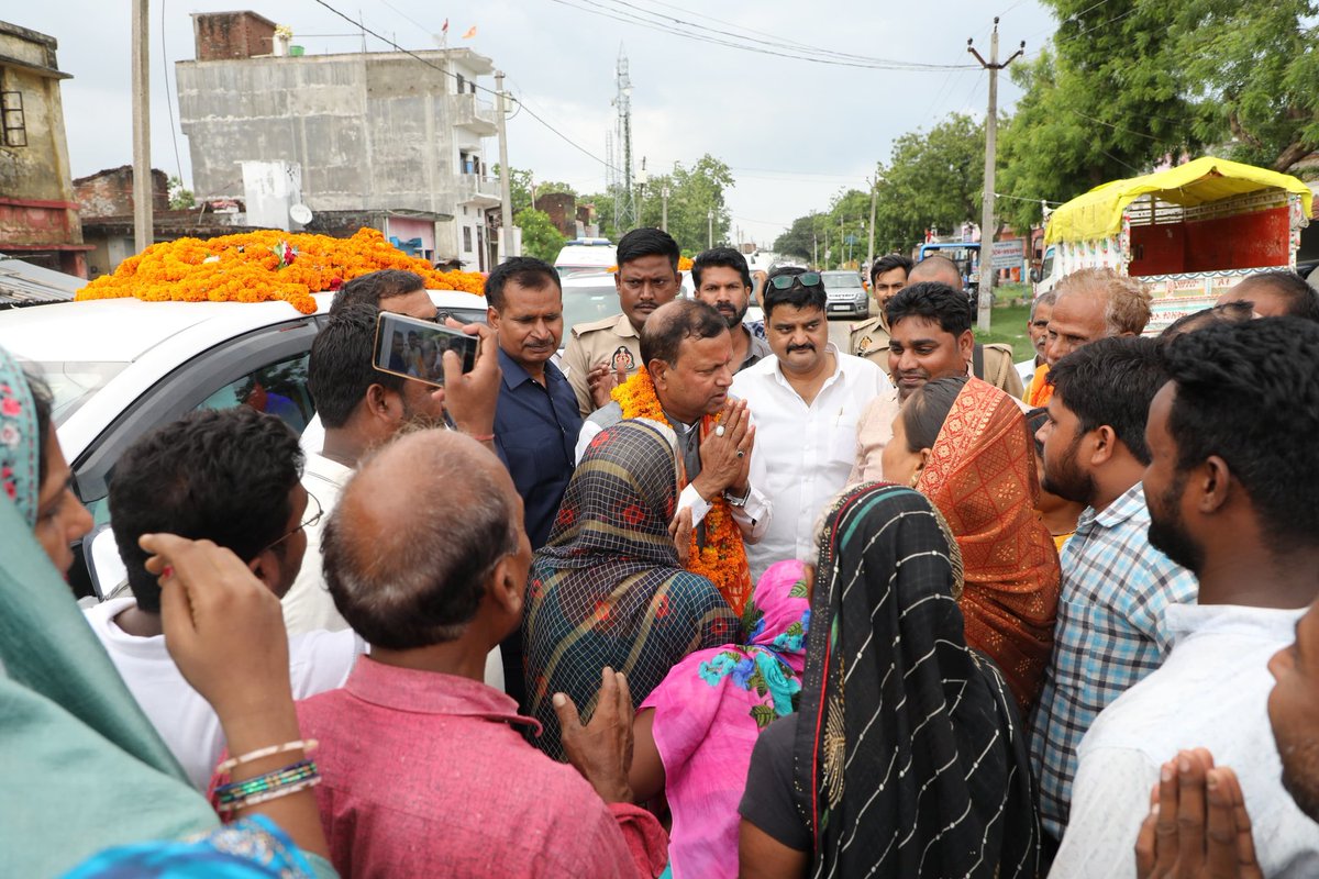 mppchaudhary's tweet photo. कोटि-कोटि आभार साथियों! 🙏

आज अपनी कर्मभूमि महराजगंज आगमन पर सिसवा विधानसभा क्षेत्र के सबया, कटहरी, जहदा, निचलौल, भागाटार, बरोहियां ढाला एवं सिंदूरिया में अपने प्रिय परिवार जनों एवं कार्यकर्ताओं द्वारा किए गए आत्मीय स्वागत से अभिभूत हूँ।

आपका यह प्रेम, विश्वास और साथ आपके सेवक की ऊर्जा है।

आपकी सेवा में मेरा तन, मन और जीवन सदैव समर्पित रहेगा।

#PankajChaudhary #mahrajganj #महराजगंज #अपना_महराजगंज #Loksabha2024