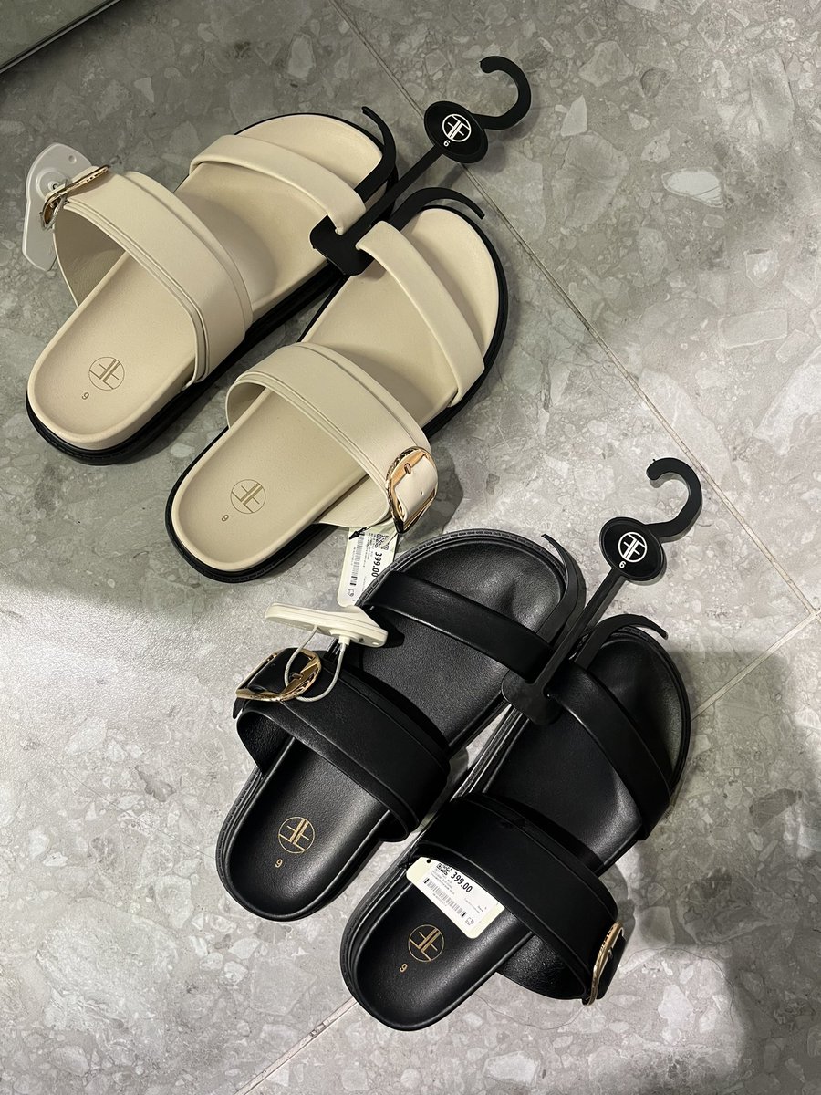 Foschini said everyone will have those Zara sandals 😭😭