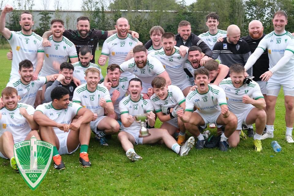 AontroimGAA's tweet image. County Treasurer Angela Callan presented @comgallsgaa with the @ONeills1918 Division 3 Football League trophy 🏆

Comhghairdeas CLG Naomh Comhghall