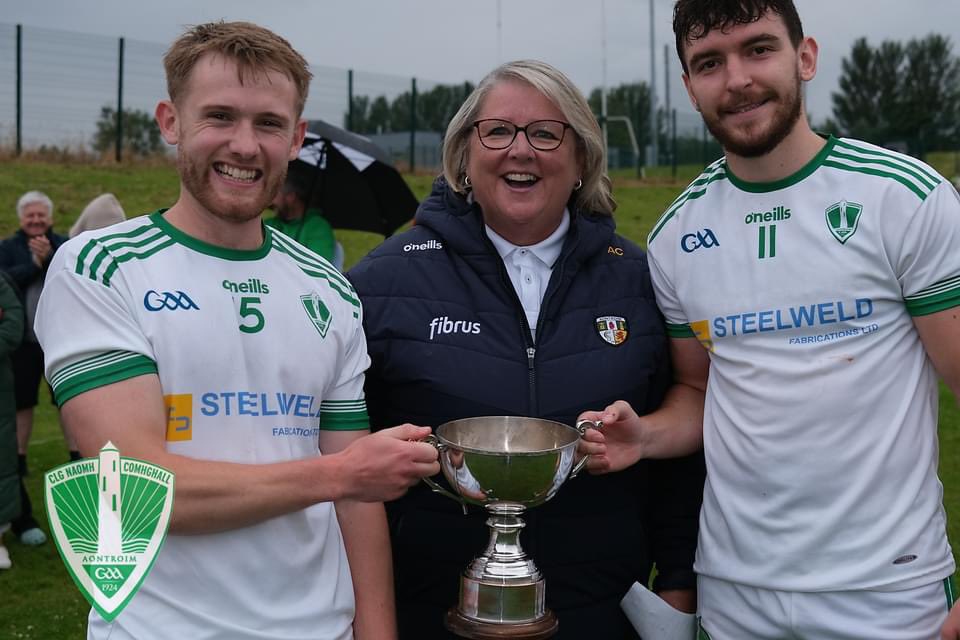 AontroimGAA's tweet image. County Treasurer Angela Callan presented @comgallsgaa with the @ONeills1918 Division 3 Football League trophy 🏆

Comhghairdeas CLG Naomh Comhghall