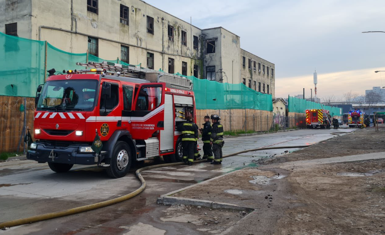 maximellado's tweet photo. Confirmada le extinción total del Incendio en dependencias del Hospital Barros Lucos en nuestra comuna de San Miguel. Conversé con autoridades tanto del recinto como del Ministerio y no existen lesionados. #SanMiguel . https://t.co/2d5kTww69d