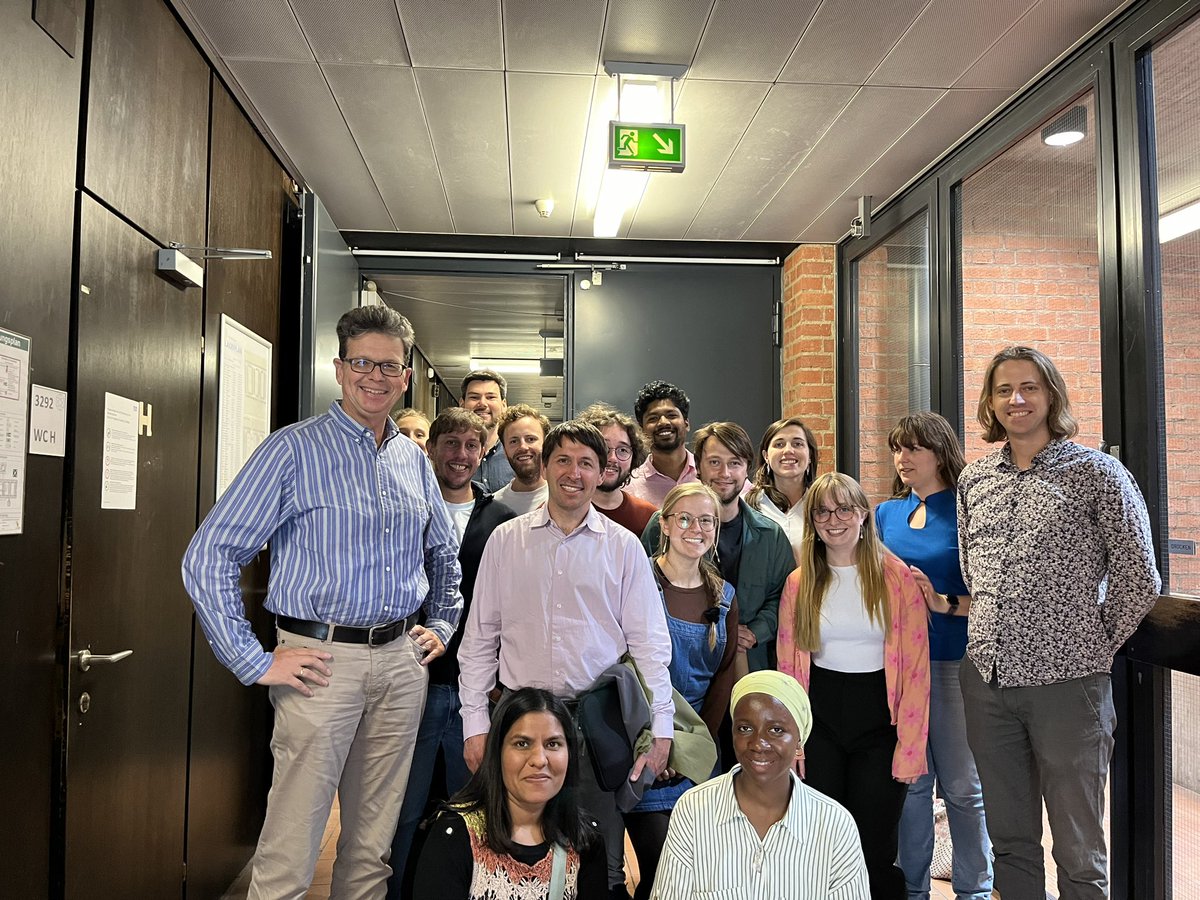 muller_group's tweet image. Today, we welcome Prof. Erik Garnett (#AMOLF) and his group members together with Prof. Dr. Emiliano Cortés (#LMU) for a short visit at #TUM with a laboratory tour and poster discussions. It was a lively exchange – thank you very much for your visit!