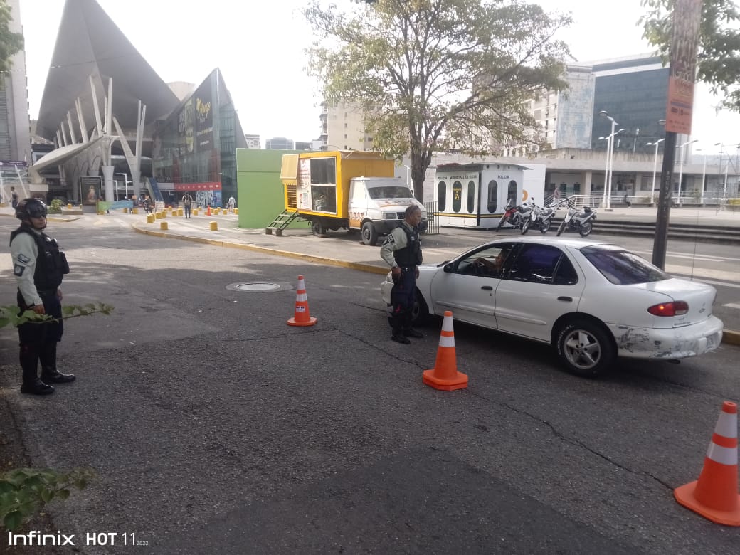 PolisucreOficia's tweet photo. #04Julio Cumpliendo lineamientos del @MijpVzla se informa a la ciudadanía  Puntos de Atención al Ciudadano (PAC) bajo estricta supervisión se encuentran activos en: #LosDosCaminos #Sebucan #AvSanz #Petare  #LaUrbina  #UrbTerrazasDelAvila #LosCortijos #LaCalifornia #Mariches https://t.co/jRjkBVKUss