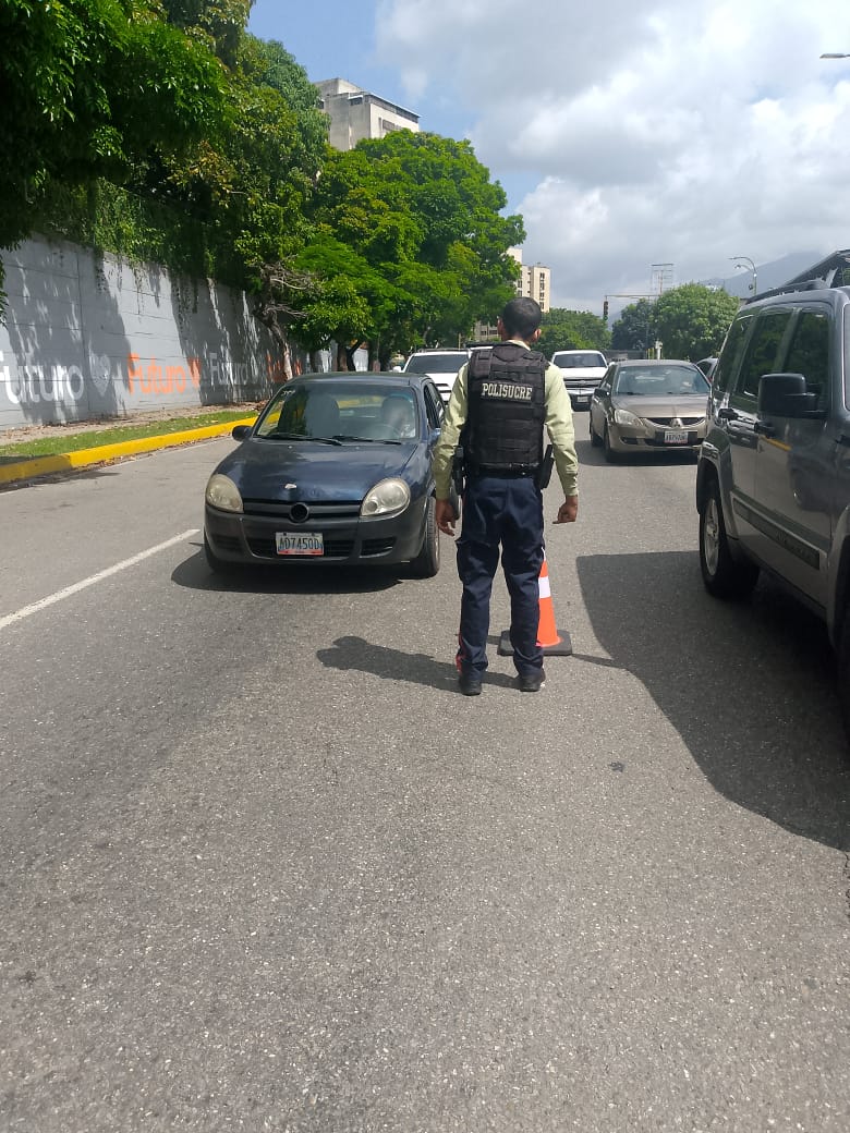 PolisucreOficia's tweet photo. #04Julio Cumpliendo lineamientos del @MijpVzla se informa a la ciudadanía  Puntos de Atención al Ciudadano (PAC) bajo estricta supervisión se encuentran activos en: #LosDosCaminos #Sebucan #AvSanz #Petare  #LaUrbina  #UrbTerrazasDelAvila #LosCortijos #LaCalifornia #Mariches https://t.co/jRjkBVKUss
