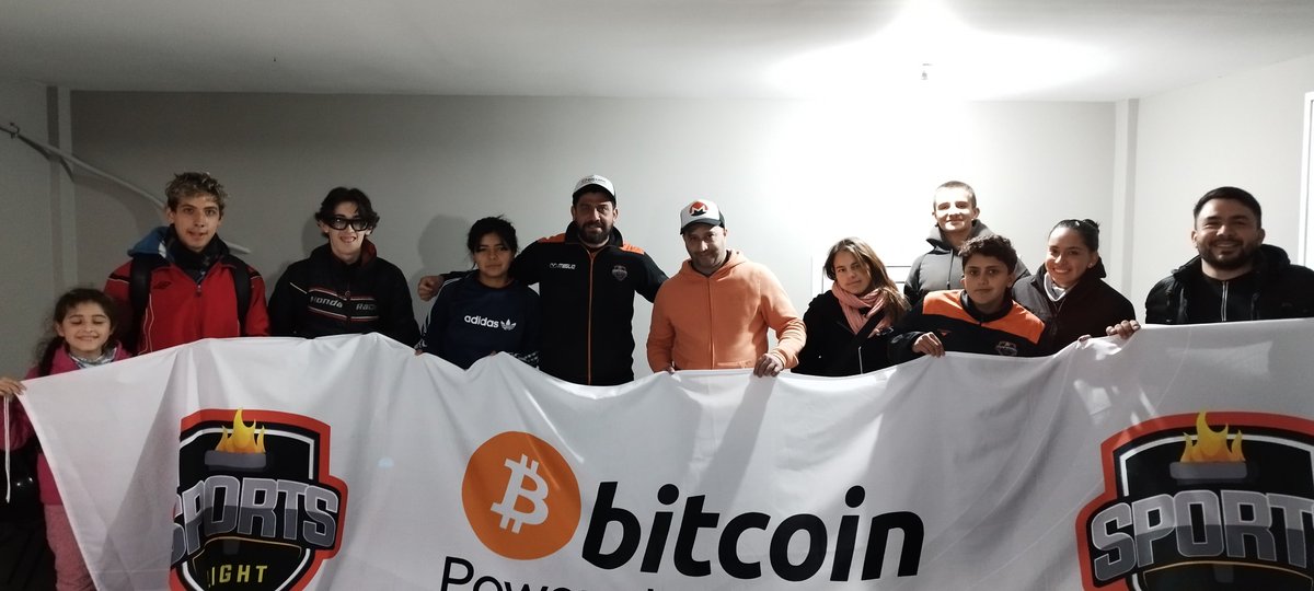 escuelitabtc's tweet image. Salió segundo taller de #Bitcoin con @SportsLight24 , proyecto social y deportivo que estoy apoyando para que los pibes salgan adelante. Con el equipo femenino levantamos la bandera de #FREEESAMOURAI #FREETDevD. Pow ⚽. La educación es el camino 🧡⚡Anon, hacete hincha!