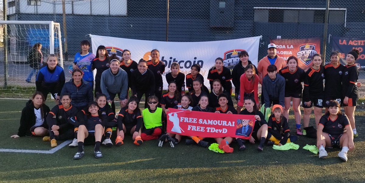 escuelitabtc's tweet image. Salió segundo taller de #Bitcoin con @SportsLight24 , proyecto social y deportivo que estoy apoyando para que los pibes salgan adelante. Con el equipo femenino levantamos la bandera de #FREEESAMOURAI #FREETDevD. Pow ⚽. La educación es el camino 🧡⚡Anon, hacete hincha!