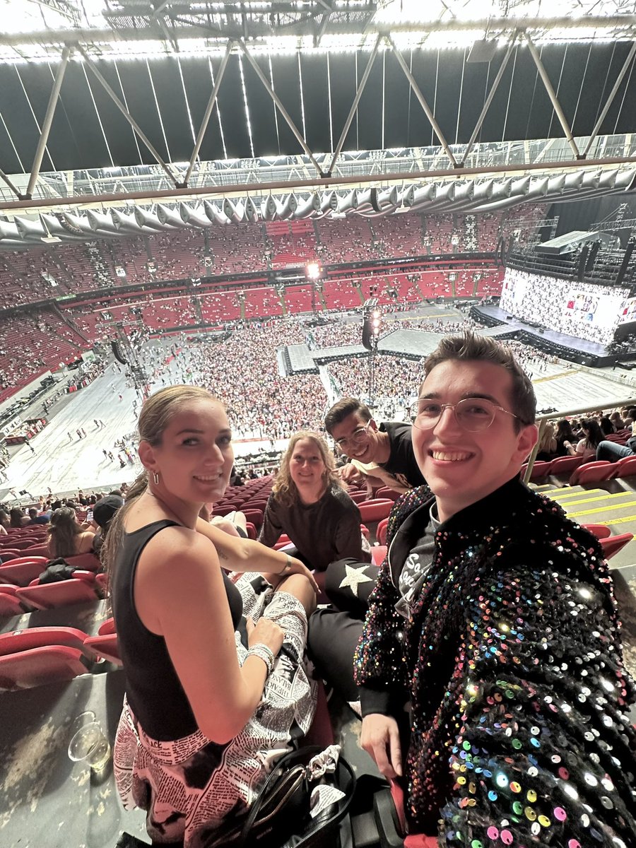 Michieldewt's tweet image. WE ARE READY FOR IT 🪩🐍🫶🏻💕 #AmsterdamTSTheErasTour @taylornation13 @taylorswift13