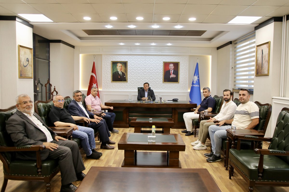 Geçmiş dönem İl Genel Meclis Başkanımız Sayın Mehmet Çetin,  AK Parti İl Kurucu Üyemiz Sayın  Zübeyir Yıldız, İl Başkanımız Sayın Fatih Muhaddis Fedaioğlu’na hayırlı olsun ziyaretinde bulundu. 

Sayın Mehmet Çetin ve Sayın Zübeyir Yıldız’a nazik ziyaretleri adına teşekkürlerimizi