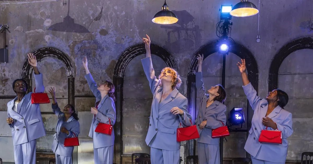 Still Lives – The Old Waiting Room 
"William Blake saw Angels in Peckham. You can see their modern equivalents: actors in full flow showing us what it means to be human."
londontheatre1.com/reviews/still-…