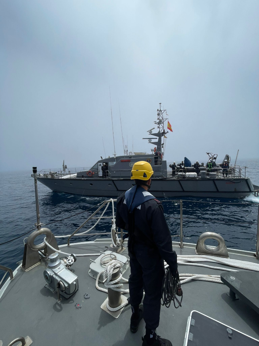 Armada_esp's tweet photo. Los patrulleros #IslaDeLeón e #IslaPinto realizaron ejercicios marineros aprovechando su encuentro en la mar, remolque, aprovisionamiento... ejercicios necesarios para mantener el adiestramiento en esas áreas de capacidad.

#SomosLaArmada🇪🇸⚓ https://t.co/3D47T89jou