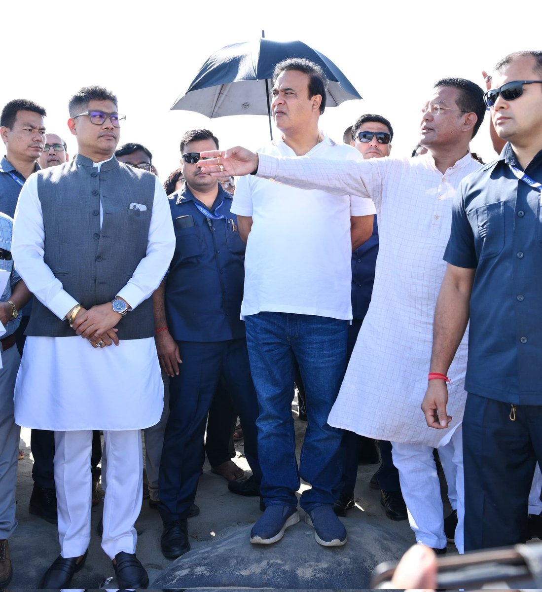Pijush_hazarika's tweet photo. HCM Dr @himantabiswa today inspected the flood & erosion situation in Matmora, Dhakuakhana. The works to install geo bags & porcupine pipes is already underway.

To prevent the embankments, Water Resources Department has prepared Rs 94 Cr scheme covering 21km from Sissikalghar to Tekeliphuta. 

Along with colleague Shri @ranojpeguassam, Shri @jayanta_malla, MP Shri @PradanBaruah & MLA Shri @doley_naba accompanied HCM during the inspection.
