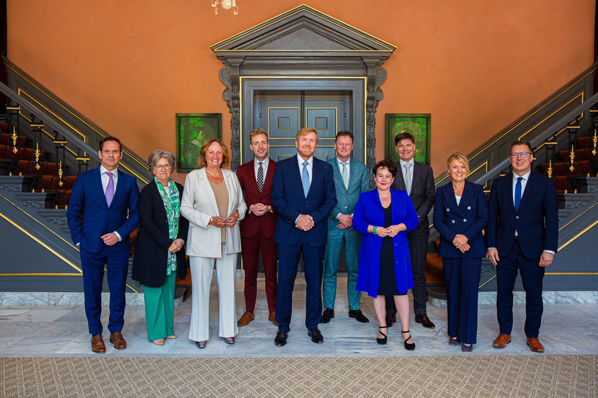 Over de verbinding tussen grote en kleine gemeenten en tussen Randstad en regio spreken de voorzitters van gemeentelijke netwerken met de Koning op Paleis Huis ten Bosch. Ook spreken zij onder meer over vertrouwen tussen overheid en burgers. koninklijkhuis.nl/actueel/nieuws…