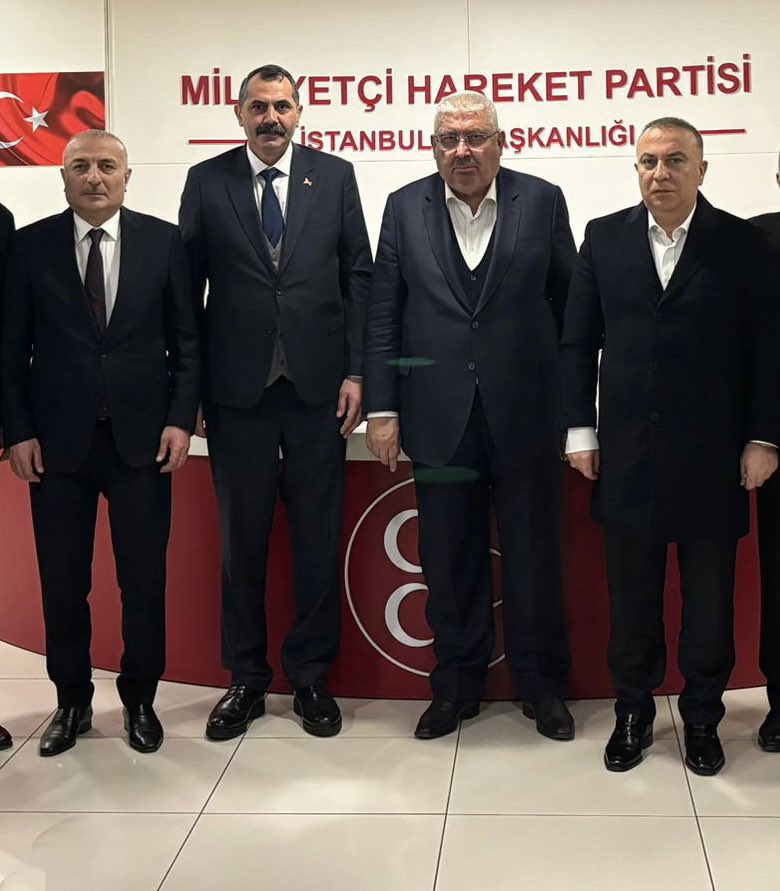 Davamızın hisarları ok yağmuruna tutuluyorken risk almayan, bana ne diyen, kendini ortaya koymayan, ıslık çalıp eli arkasında dolaşan aymazları da tek tek not ediyor, onları unutmayacağımızı buradan kararlılıkla ifade ediyorum.

Lider Devlet Bahçeli