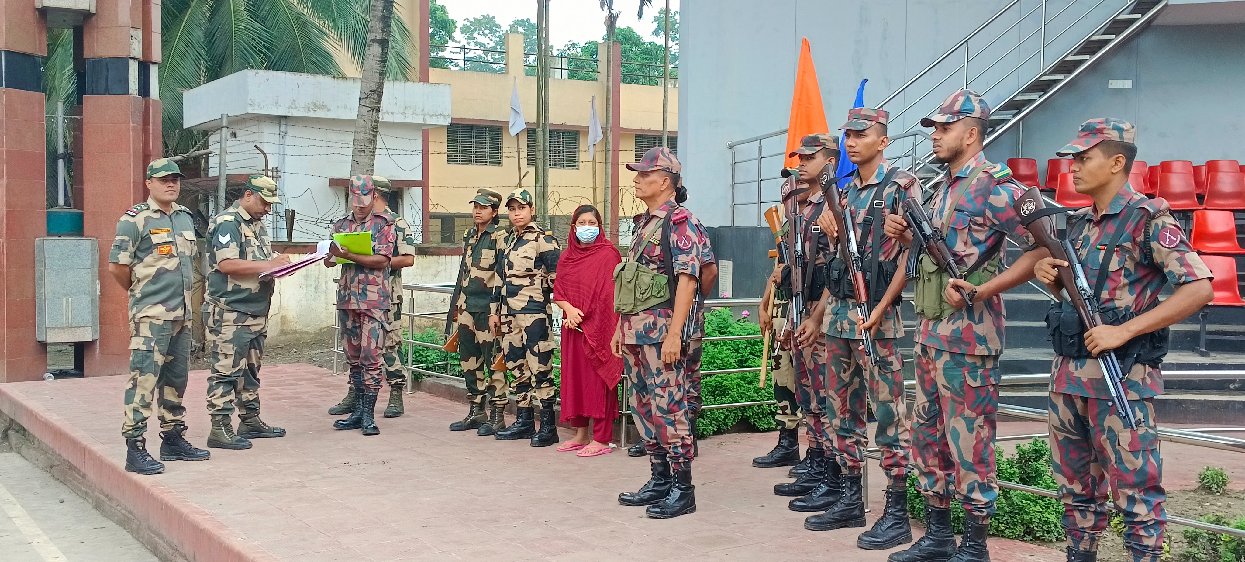 প্রেমটানে পালিয়ে আসা ভারতীয় তরুণীকে বেনাপোল চেকপোস্ট দিয়ে হস্তান্তর করেছে বিজিবি