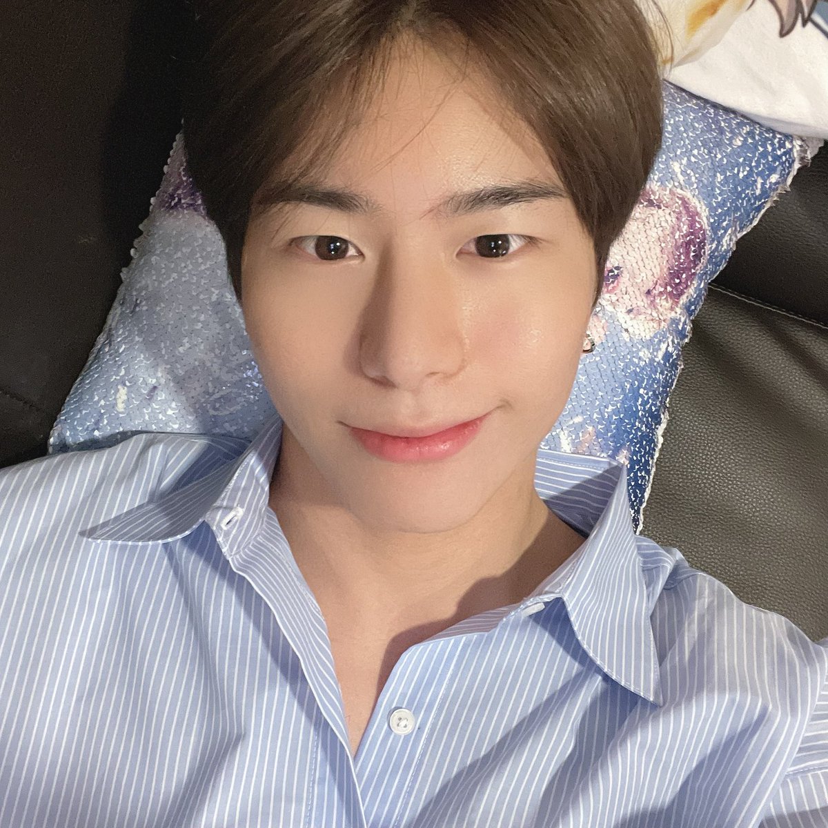 ㅋㅋㅋㅋㅋㅋㅋ
아 .. 커버곡 찍는다구 집에서 단정댄디룩 고르고 골라왔을거 생각하니 너무 귀엽네 진짜