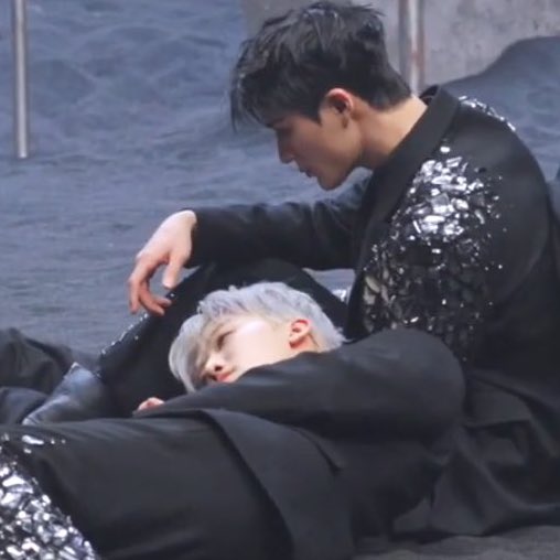 ถ้าโตขึ้นแล้วยังจะให้เค้านอนตักอยู่อีกไหม?
                                             
                                                                      ตลอดไป..