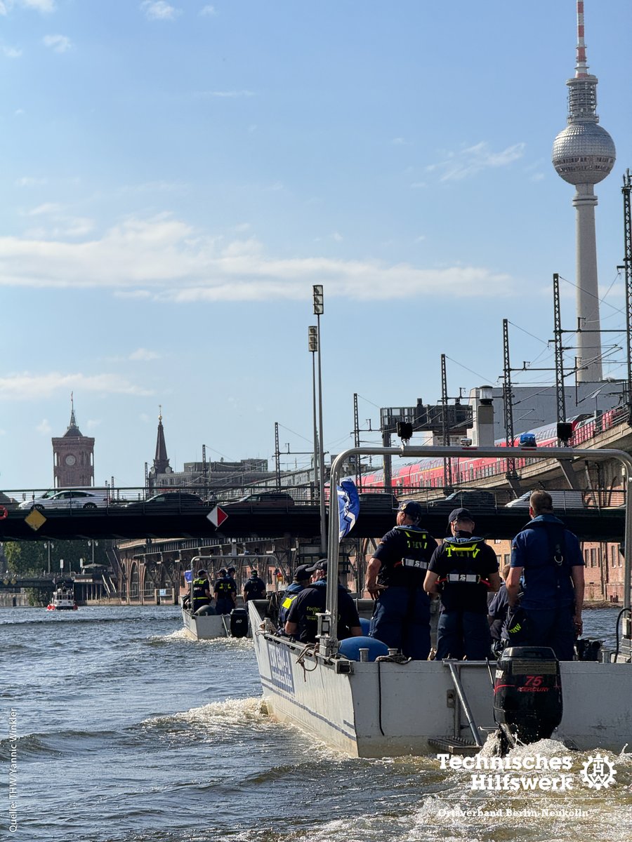 ℹ️ Boot fahren in #Berlin – unsere Fachgruppe Wassergefahren haben mit Kameraden aus @thwmeppen und <a href="/thwkleve/">THW OV Kleve</a> das vergangene Wochenende auf dem Wasser verbracht. Eine Fahrt durch die Innenstadt und rund Köpenick mit Mehrzweckboot und Pontons standen auf dem Programm. #THW #Übung