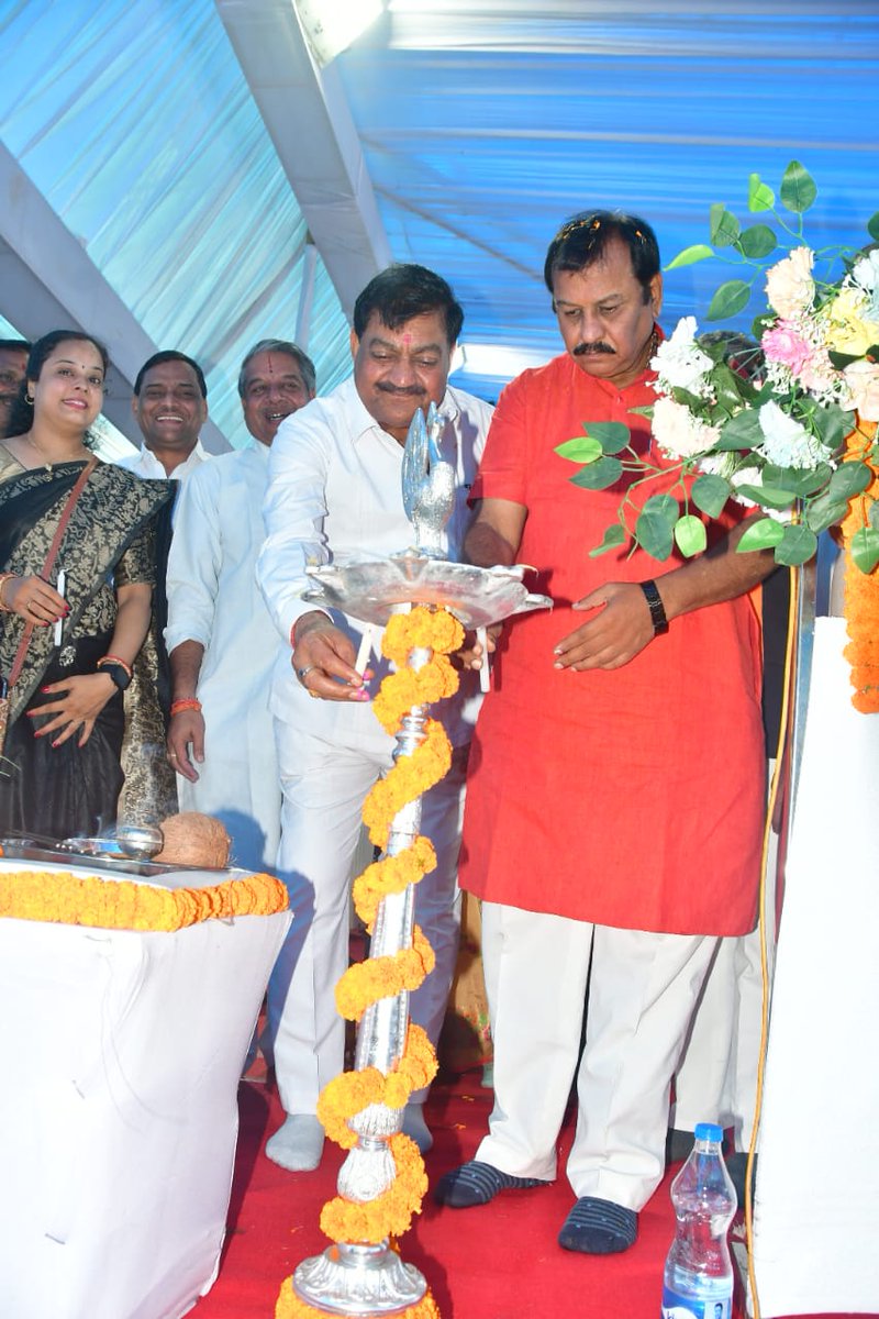 स्कूल उत्सव अपने साथ बहुत उत्साह लेकर आते हैं।आज जिला बेमेतरा में जिला स्तरीय शाला प्रवेशोत्सव कार्यक्रम विधानसभा नवागढ़ ग्राम अंधियारखोर में समिल्लित हुआ साथ ही दुर्ग सांसद विजय बघेल जी साजा विधायक ईश्वर साहू जी साथ ही अन्य साथी गण समिल्लित हुए।