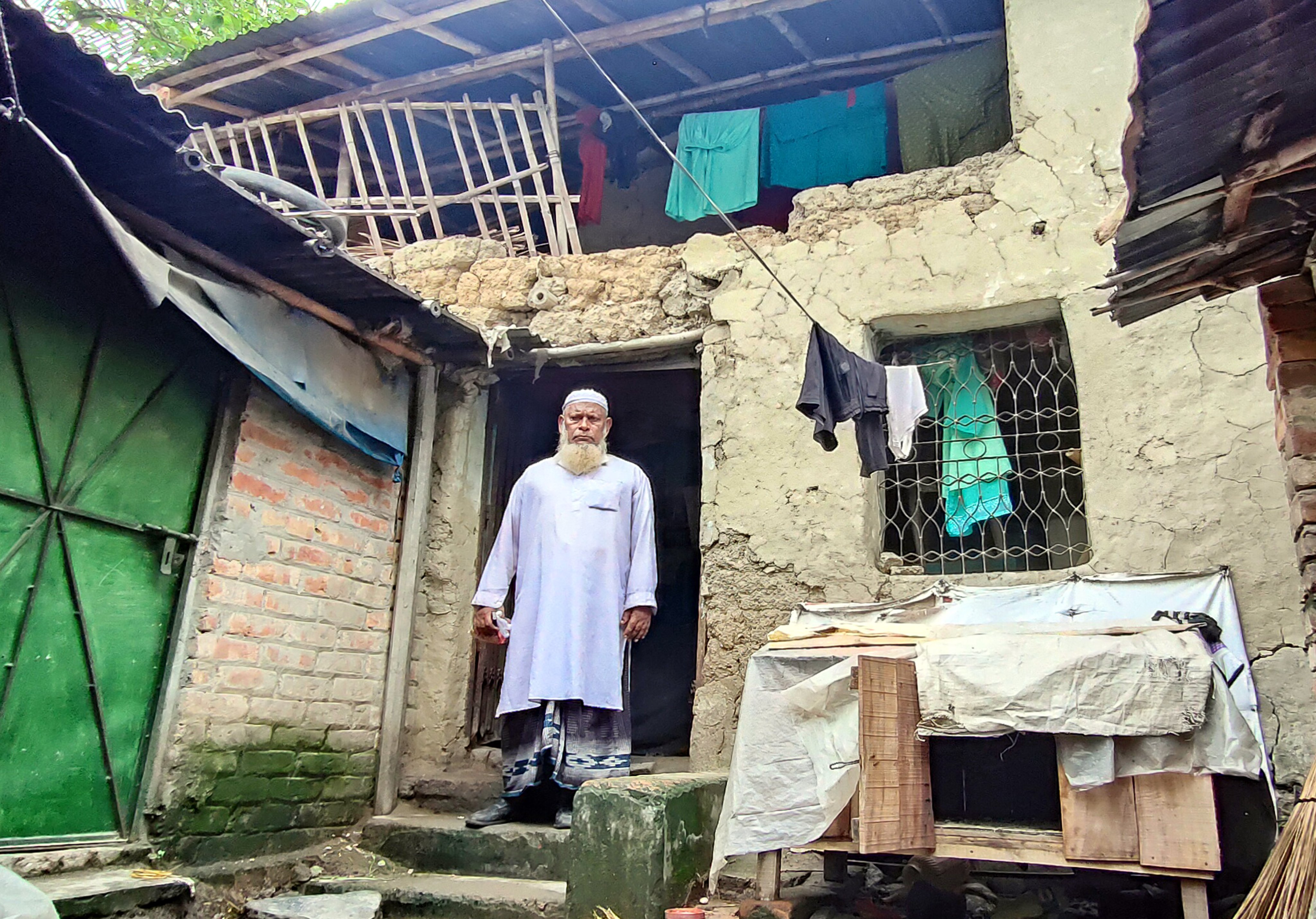 নওগাঁয় ঝুঁকিপূর্ণ ঘরে জীবন আর চলছে না মুক্তিযোদ্ধা হোসেন আলীর