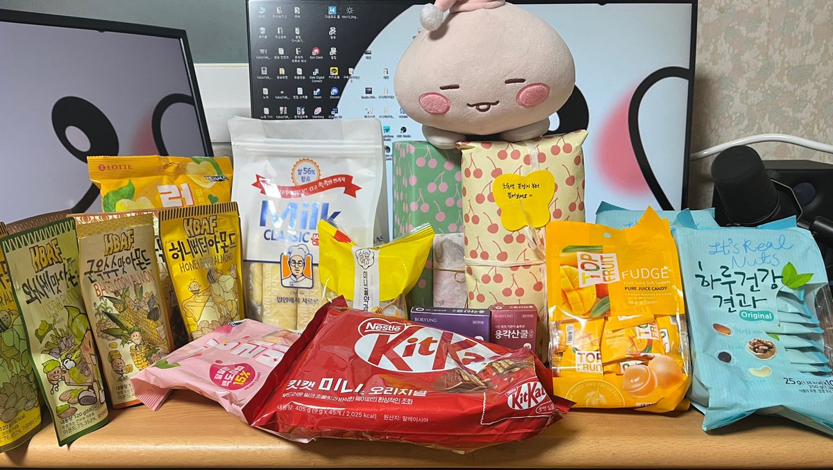 HEEON___'s tweet photo. 안녕~ 오랜만에 집에오니 팬심으로 선물이 와잇더라구요 ㅠㅠ 정말 필요한것들만 쏙쏙 보내주셔서 정말 감사합니다 다솜님 ㅠㅠ 맛난거 마니먹구 좋은노래로 보답할게요 다들 부럽지~ (❁´◡`❁) https://t.co/f70MAOBDyR
