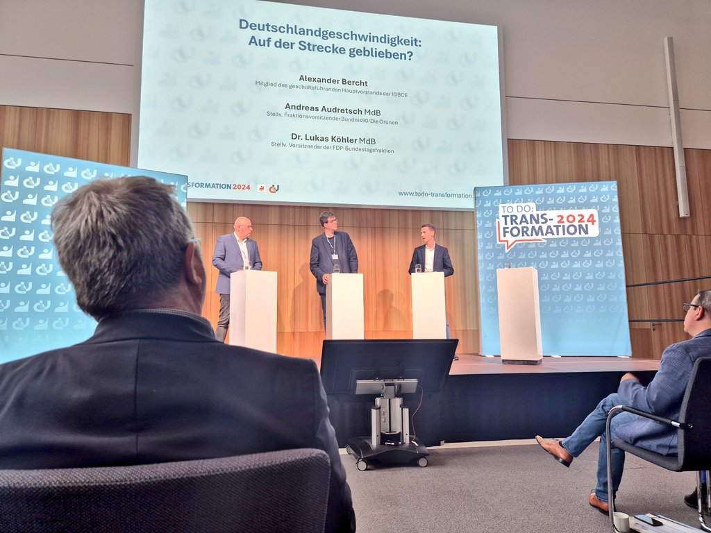 Storch_i's tweet photo. "Wir dürfen keinen Haushalt aufstellen, der uns die Gesellschaft zerstört. Am Sozialen zu sparen spaltet." @AnAudretsch #todoTransformation https://t.co/rZe8OI60Ww