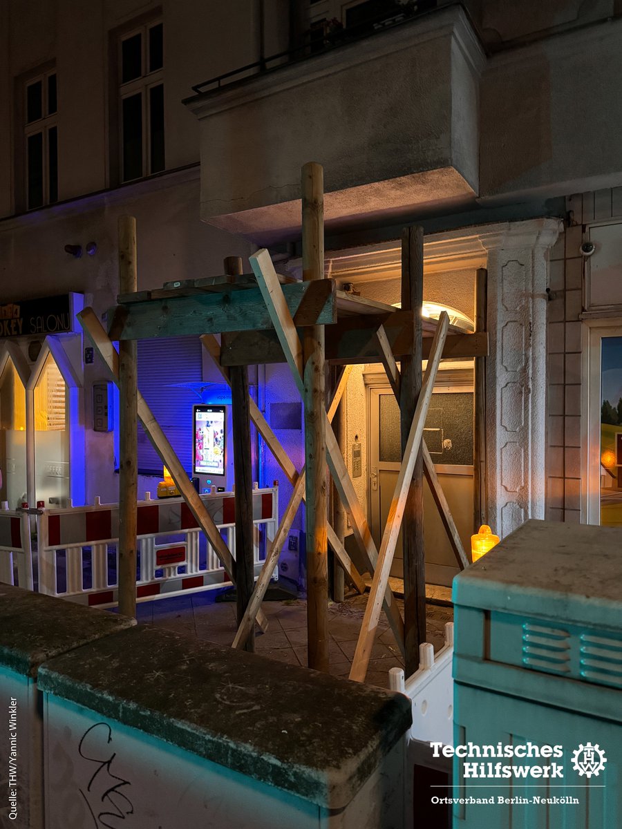 🚨Nach einem Gebäudeschaden -mögliche Gefährdung durch drohende Abdeckung von Dachziegeln- wurden wir letzte Nacht alarmiert. Unsere Bergung und Fachgruppe Notversorgung und Notinstandsetzung übernahmen die Absicherung der Einsatzstelle. #THW #Neukölln #Einsatz #Berlin