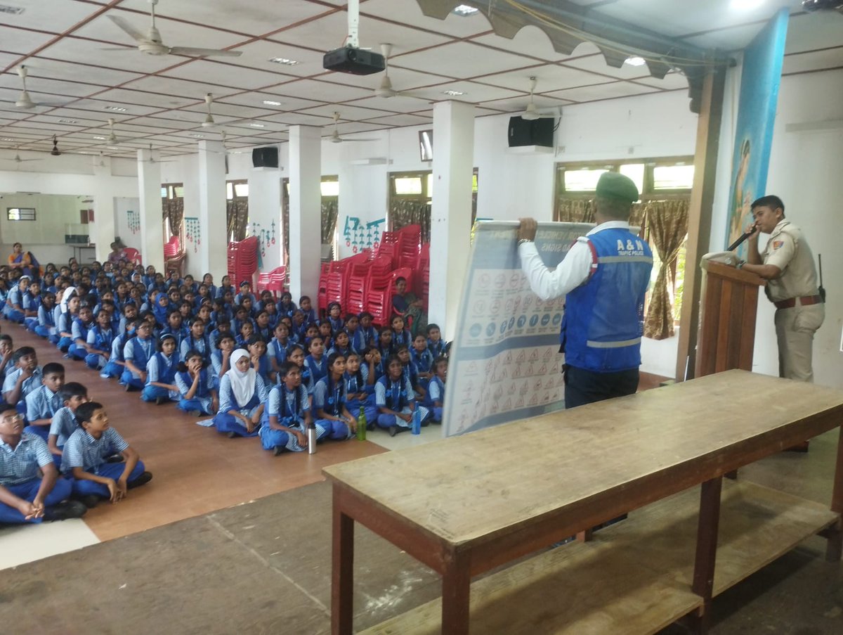 Traffic_ANP's tweet photo. 🚦 Today, we conducted traffic awareness class at KEMS, Brookshabad. Around 200 participants, including students and teachers, benefited from learning about road safety and responsible driving. Together, we can make our roads safer! #RoadSafety https://t.co/SfEww7hLM3