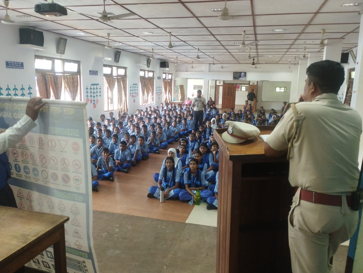 🚦 Today, we conducted traffic awareness class at KEMS, Brookshabad. Around 200 participants, including students and teachers, benefited from learning about road safety and responsible driving. Together, we can make our roads safer! #RoadSafety