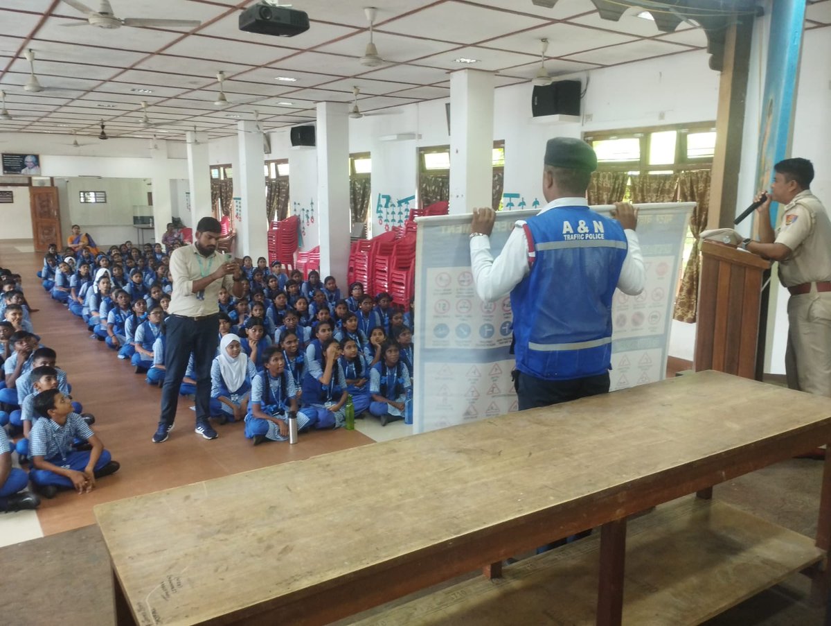Traffic_ANP's tweet photo. 🚦 Today, we conducted traffic awareness class at KEMS, Brookshabad. Around 200 participants, including students and teachers, benefited from learning about road safety and responsible driving. Together, we can make our roads safer! #RoadSafety https://t.co/SfEww7hLM3