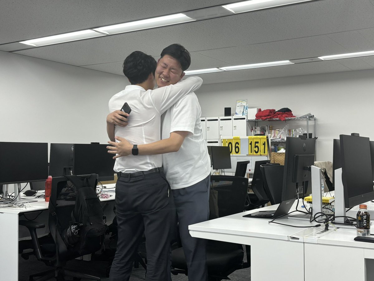 弊社にはアポが取れたり、受注した時は勢い余ってハグする人たちがいます。