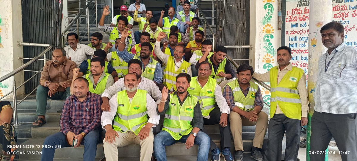 NeelamChiru's tweet photo. మూసాపేట్ సర్కిల్ మెడికల్ అధికారి డా.సాల్మన్ గారు కింది స్థాయి సిబ్బందికి పెట్టె అరాచకాలను భరించలేక ఈ రోజు విధులను బహిష్కరించి నిరసన తెలిపి స్థానిక డిప్యూటీ కమీషనర్ శ్రీ రమేష్ గారికి పిర్యాదు చేసి లెటర్ ఇవ్వడం జరిగింది.ఈ కార్యక్రమంలో సర్కిల్ SFA లు అందరు పాల్గొనడం జరిగింది. https://t.co/4KzA5LJR8Z