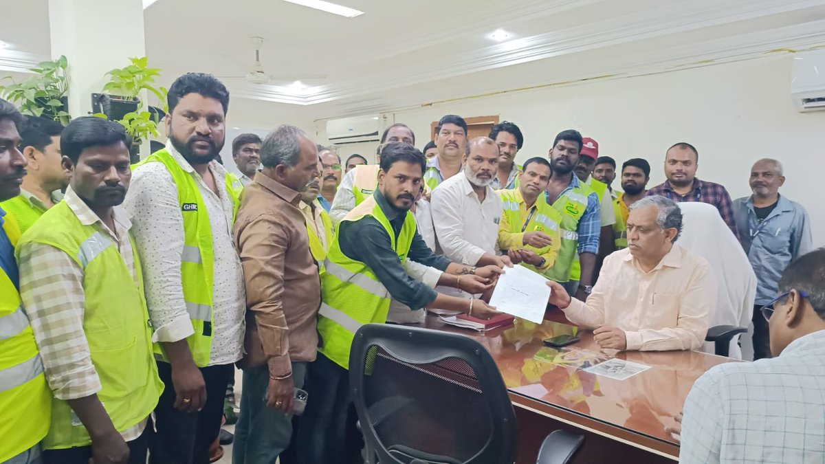 NeelamChiru's tweet photo. మూసాపేట్ సర్కిల్ మెడికల్ అధికారి డా.సాల్మన్ గారు కింది స్థాయి సిబ్బందికి పెట్టె అరాచకాలను భరించలేక ఈ రోజు విధులను బహిష్కరించి నిరసన తెలిపి స్థానిక డిప్యూటీ కమీషనర్ శ్రీ రమేష్ గారికి పిర్యాదు చేసి లెటర్ ఇవ్వడం జరిగింది.ఈ కార్యక్రమంలో సర్కిల్ SFA లు అందరు పాల్గొనడం జరిగింది. https://t.co/4KzA5LJR8Z