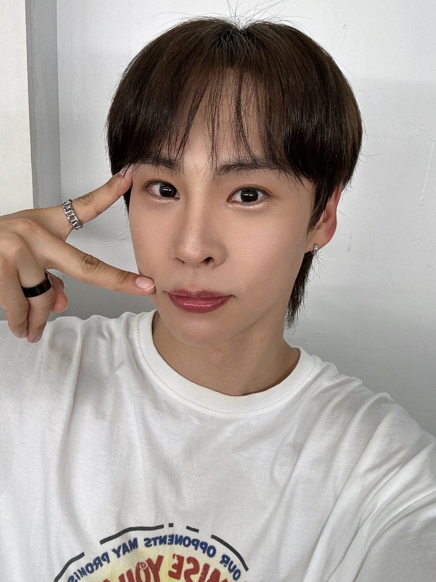 CMDM_official's tweet photo. [#현하]
앞머리 내려서 무언가 어려진(?) 느낌이에요🤣😘
#커맨더맨 #CMDM #HyunHah https://t.co/ispNl9xpt5