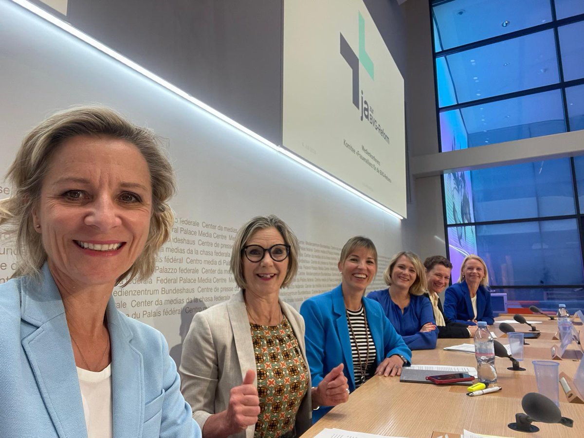 Kathrin Bertschy (@kathrinbertschy) on Twitter photo Die BVG-Reform schafft bessere Renten für Teilzeitangestellte und tiefe Löhne. Davon profitieren insb. viele Frauen.
Deshalb stehen Frauen von links bis rechts gemeinsam für ein JA ein am 22. September.
Heute hatten wir Medienkonferenz im Bundeshaus. frauenallianz.ch/medien/ Die BVG-Reform schafft bessere Renten für Teilzeitangestellte und tiefe Löhne. Davon profitieren insb. viele Frauen.
Deshalb stehen Frauen von links bis rechts gemeinsam für ein JA ein am 22. September.
Heute hatten wir Medienkonferenz im Bundeshaus. frauenallianz.ch/medien/
