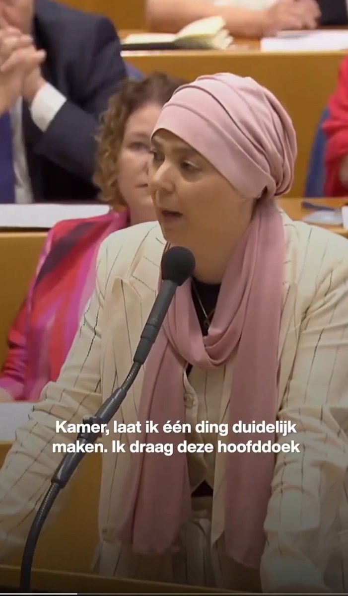 Dus Esma Lala draagt de verplichte hoofddoek uit vrije wil.

Duidelijk.