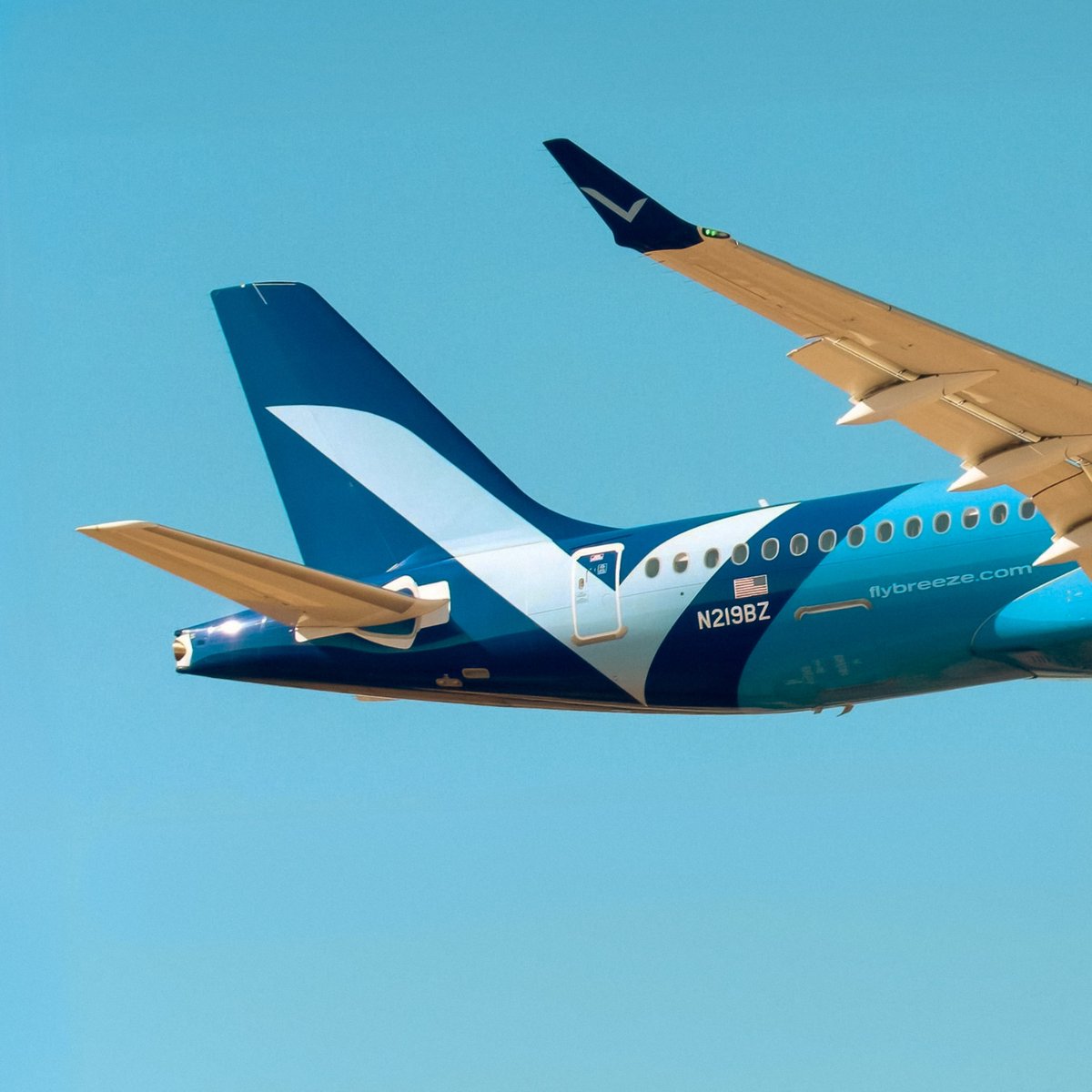 BreezeAirways's tweet photo. Happy Independence Day! 🇺🇸

Have you ever noticed the reversed American flag on one side of an aircraft? Nice fact: the flag is forward on the left side but reversed on the right, symbolizing always flying forward in progress and motion.

We are proud to be a U.S. carrier! https://t.co/FIlCdHUwKR