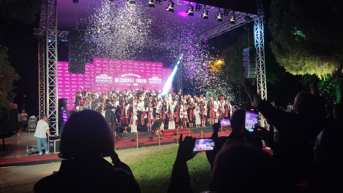 Sağlık hizmetkârları bugün İlk adım olarak Diplomalarını aldılar. Hayırlı olsun inşaAllah.