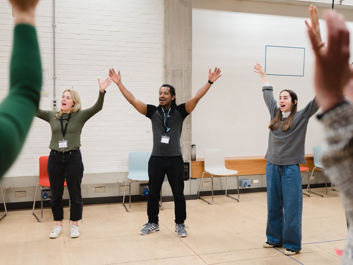 NationalTheatre's tweet image. Looking to develop your #CommunicationSkills and build your confidence? 

Sign up to our #Theatreworks Open Courses 🎭 

Find out more here: nationaltheatre.org.uk/learn-explore/…

📸  Emma Hare, Matthew Kaltenborn, Jimmy Lee