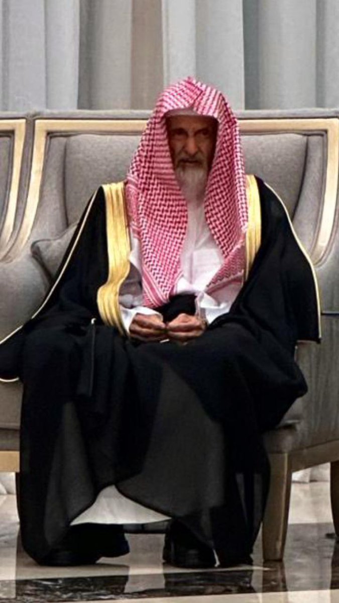 لم يمت العم عبدالله بن محمد بن عبدالله بن خنين الذي أنجب وخلّف الرجال الأوفياء ( محمداً وصلاحاً وطارقاً ورياضاً وأخواتهم الوفيّات حفظهم الله جميعاً )
           بقدر ما كان ألم الفقد صعباً ومؤلما لعلم بـ ( محبة وحجم وقدر العم عبدالله ) فما بالك إذا كان هذا الفقد فجأة ؟