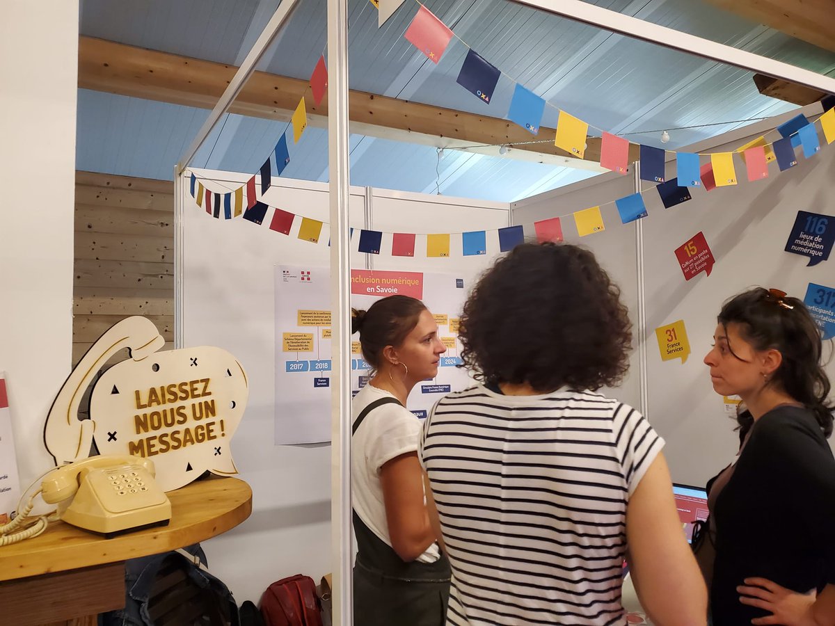 Agate_agence's tweet photo. @SavoieDepart organise son 3ème forum social, rassemblant une 30aine de stands, animés par des agents du pôle social &amp; leurs partenaires 👉🏼présenter les actions, services &amp; réussites sur les territoires. Parmi les sujets évoqués, l'inclusion numérique, avec  notre équipe dédiée https://t.co/hSIwPPz3Ei