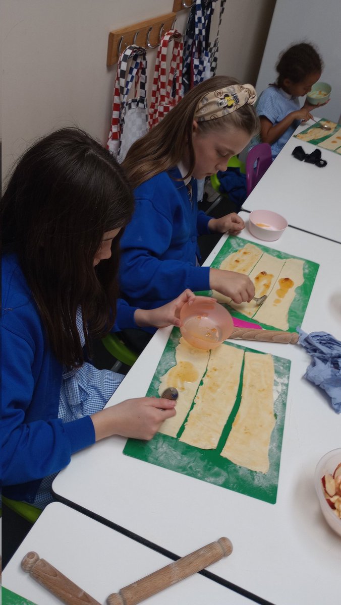 ZoeCookStars's tweet photo. We had a super apple slicing session at yesterday's class at @AuckleySchool. There were some fantastic knife skills on display and those apples were lovely and thin. 

As we get closer to the end of term it's lovely to see how much their skills have developed. Well done everyone. https://t.co/YdRUKo6kU2
