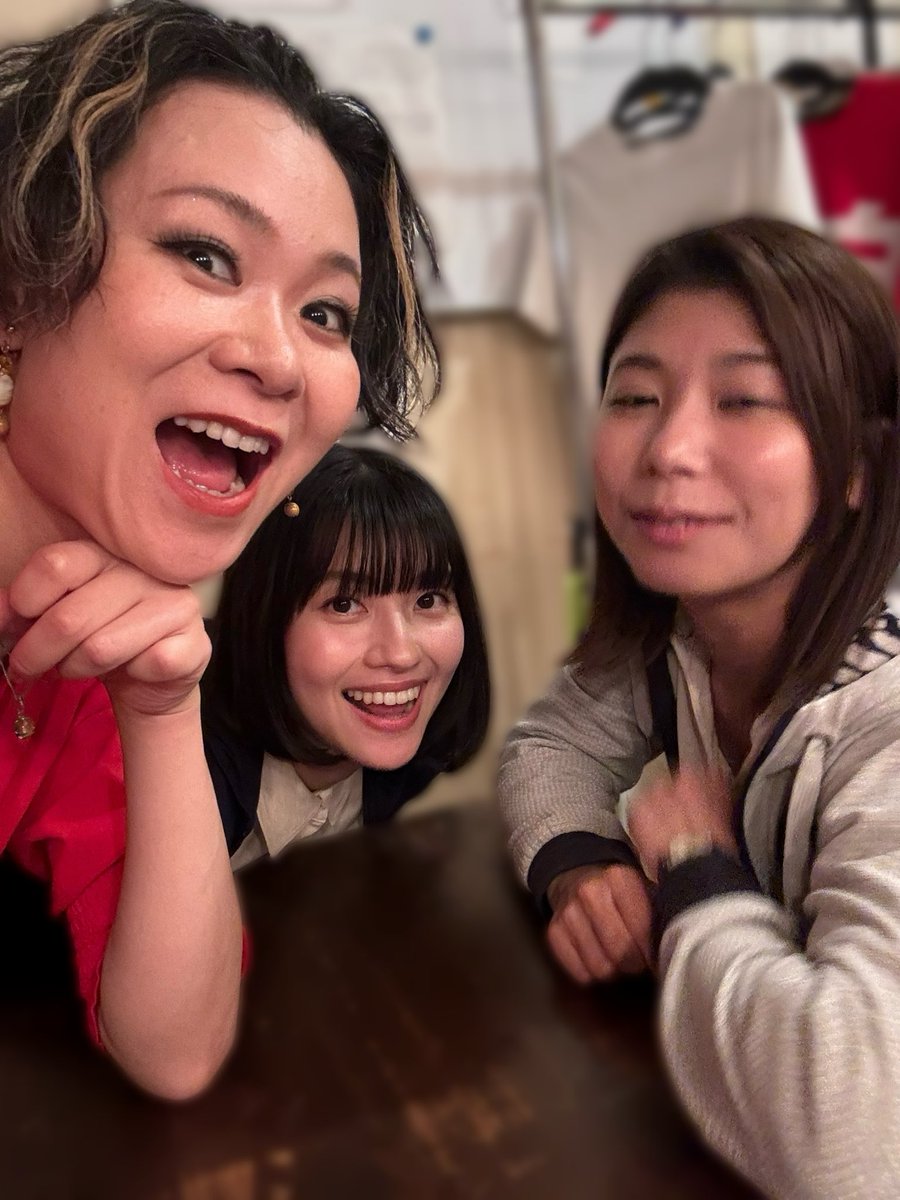 『PLAYTIME』後半始まります☺️
明日の公演は有難い事に満席です。
本当に本当にありがとうございます。

ご来場くださる方
お気をつけてお越しくださいませ🙇

写真は
七味まゆ味さん、倉島颯良さんと✨
私はぶれっぶれの半目ですが
お二人の笑顔が眩しくてお気に入りの一枚です。

 #プレタイ