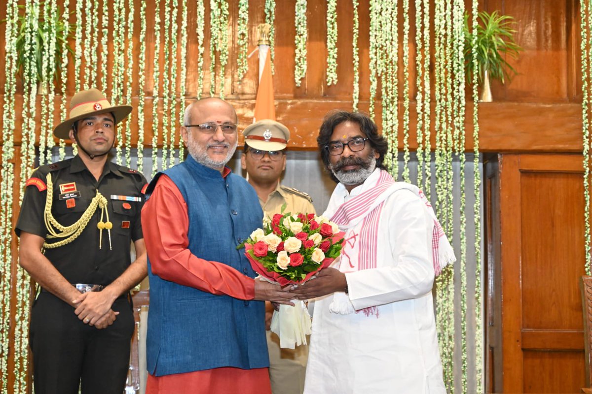 HemantSorenJMM's tweet photo. मैं हेमन्त सोरेन ईश्वर की शपथ लेता हूं... https://t.co/7uRGYmMX2l