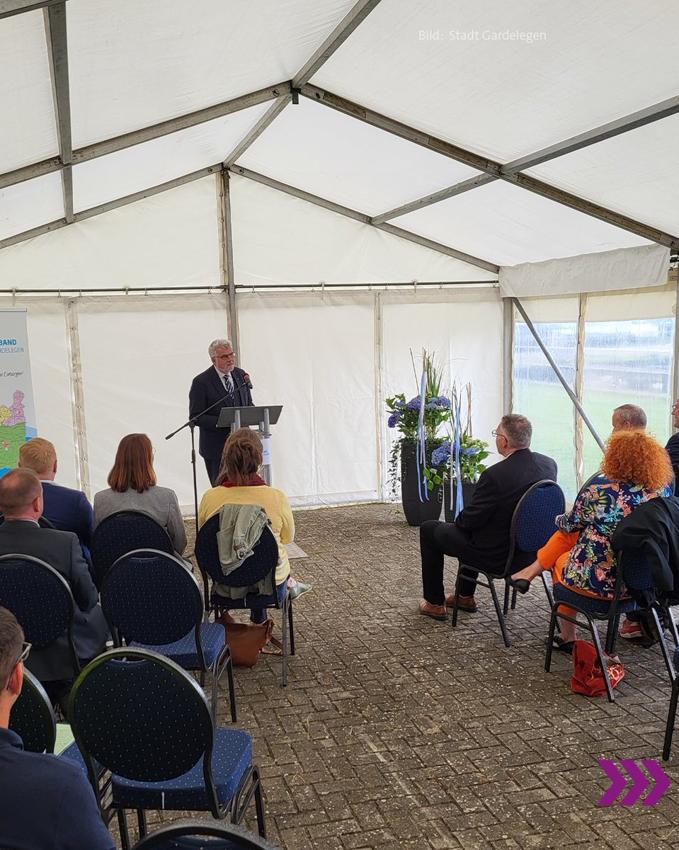 MWU_LSA's tweet image. Der Wasserverband Gardelegen in #SachsenAnhalt will in einem #Pilotprojekt gereinigtes Abwasser verstärkt nutzen, um den Gebietswasserhaushalt zu stabilisieren. Am Mittwoch hat @WillingmannA einen Förderbescheid über 780.000 € überreicht. lsaurl.de/iVw6Q5