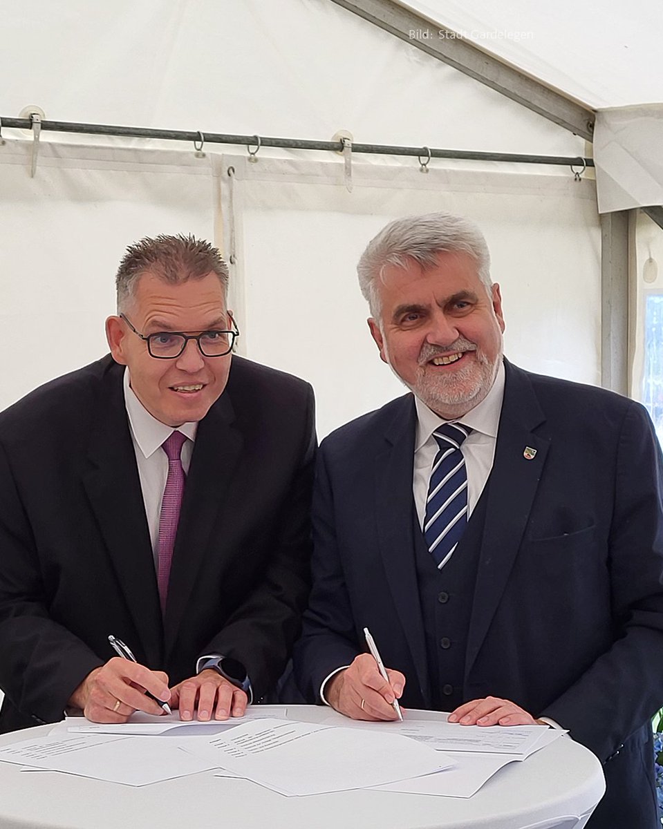 MWU_LSA's tweet image. Der Wasserverband Gardelegen in #SachsenAnhalt will in einem #Pilotprojekt gereinigtes Abwasser verstärkt nutzen, um den Gebietswasserhaushalt zu stabilisieren. Am Mittwoch hat @WillingmannA einen Förderbescheid über 780.000 € überreicht. lsaurl.de/iVw6Q5