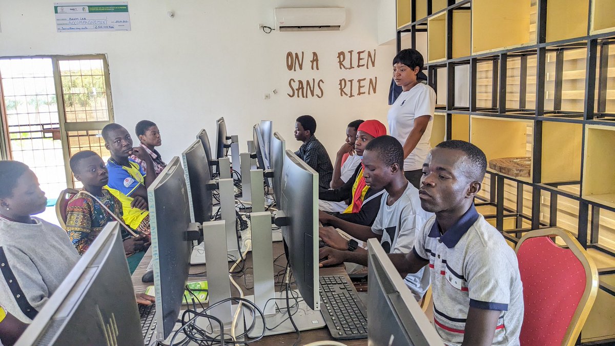 BanmLab_Dapaong's tweet photo. L'objectif de ce programme est de permettre à nos jeunes talents de maîtriser les compétences numériques essentielles et de les préparer à saisir les opportunités dans le monde de 
l'entrepreneuriat
L'acquisition de ces compétences contribuera à leur développement professionnel https://t.co/7LUCr8qJYz