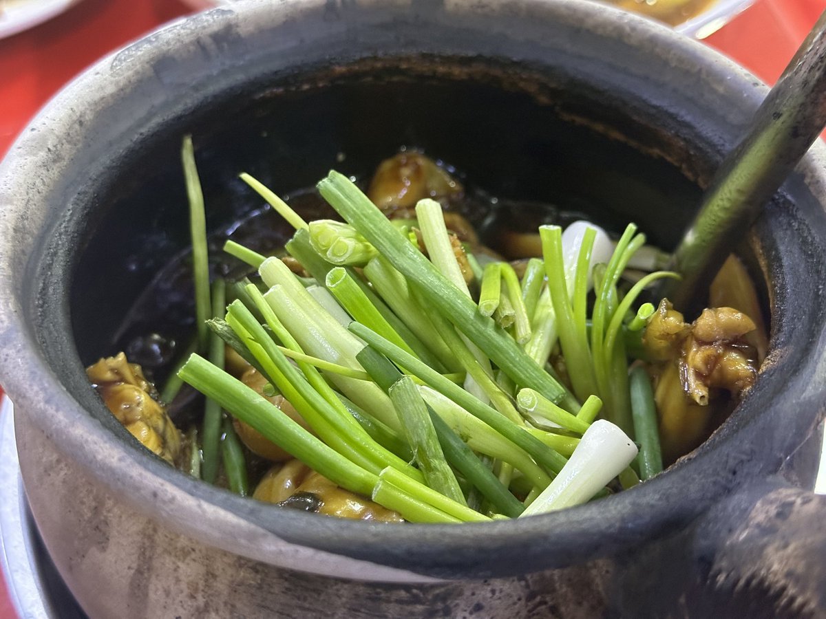 ยกให้เป็นราดหน้าที่อร่อยที่สุดในบรรทัดทอง!

ร้านโจ๊กกบเกลัง ขายอาหารออกแนวกึ่งจีนกึ่งสิงคโปร์ ราดหน้าโคตรอร่อย เมนูกบอบหม้อดินก็ดีมาก นี่ว่าคนส่วนมากเข้าใจว่าร้านมีแต่เมนูเนื้อกบ แล้ววันที่ไปกินมีเรากินอยู่โต๊ะเดียว นี่กลัวร้านเขาเจ๊ง ไปอุดหนุนเขาหน่อย ไม่อยากให้ของอร่อยหายไป 🫠