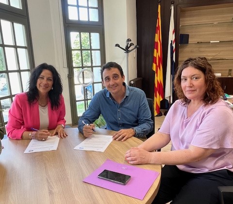 🤝 Amb l'Ajuntament de Llançà renovem el fons de solidaritat que destinem a ajudar famílies en situació de vulnerabilitat.

💧 Garantim el servei d'aigua i contribuïm al seu benestar.

✍️ L'alcaldessa, Núria Escarpanter, i el director d'Agbar Costa Brava <a href="/a_ruart/">Albert Ruart Boix</a> han signat