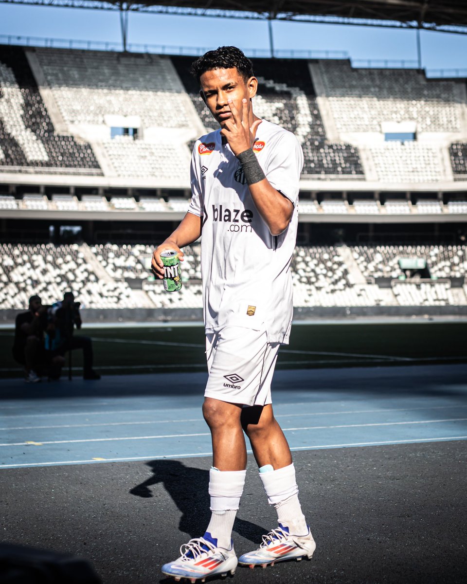 LudusComunica's tweet photo. Estreia com o pé direito! 🐳⚽️

Com João Victor entre os titulares e assistência de Nadson no segundo gol, o Santos estreiou com vitória pelo Brasileiro Sub-17.

No Nilton Santos, os Meninos da Vila bateram o Botafogo pelo placar de 2 a 1.

Boa, molecada. Seguimos! 🏳️🏴 https://t.co/ZEX81pcuul